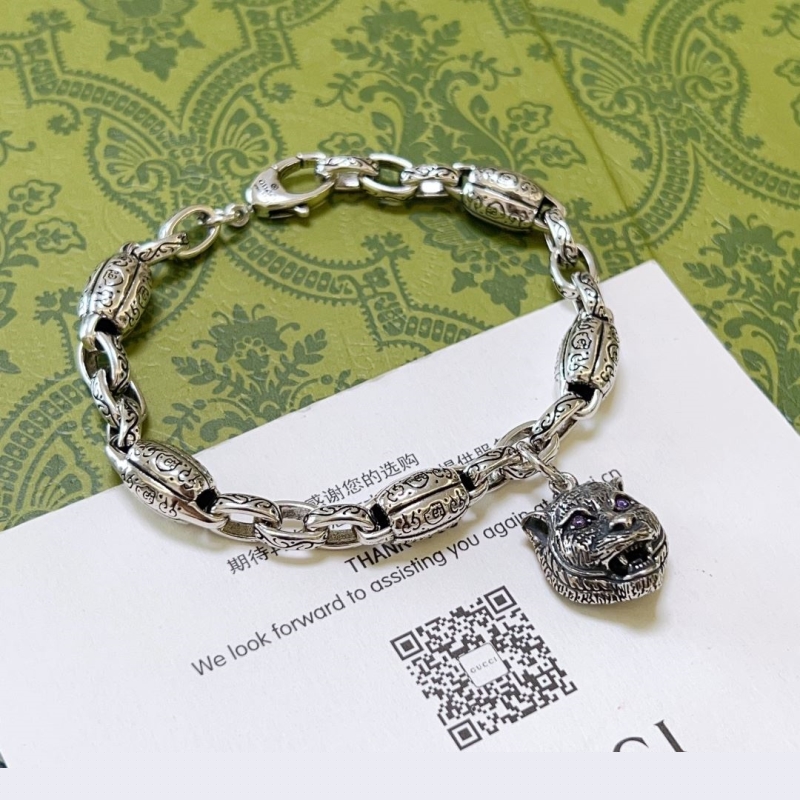 G*u*i bracelets